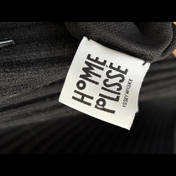 HOMME PLISSE ISSEY MIYAKE Men's Pleated Polyester Zip Hoodie - Picture 8 of 11